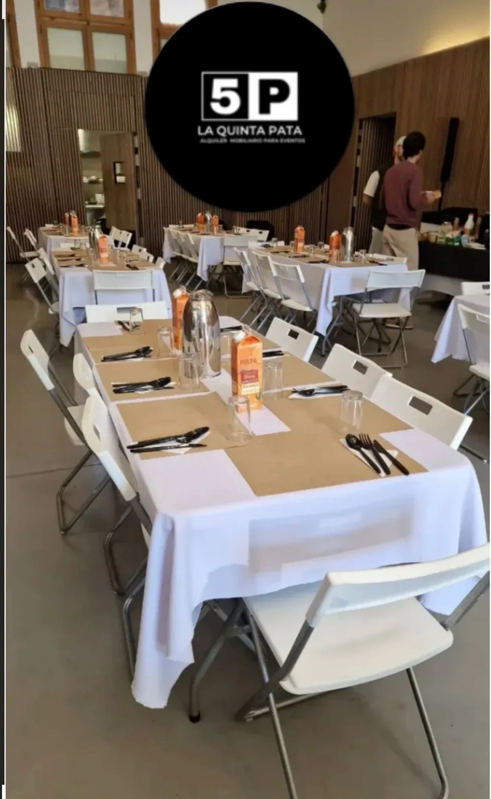 Banquet amb taules plegables, estovalles blanques i cadires blanques