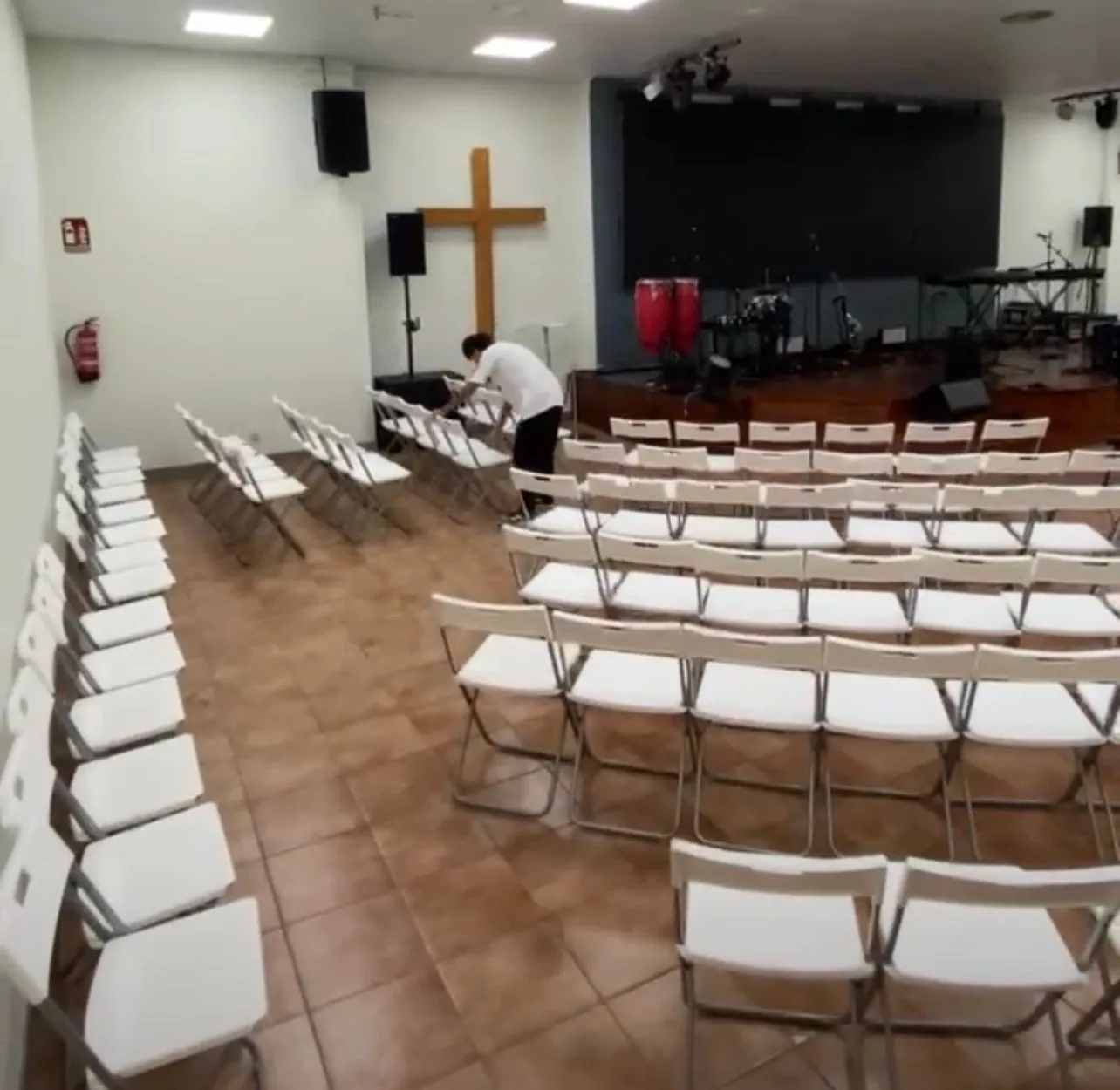 Muntatge de files de cadires blanques per a un acte en una sala